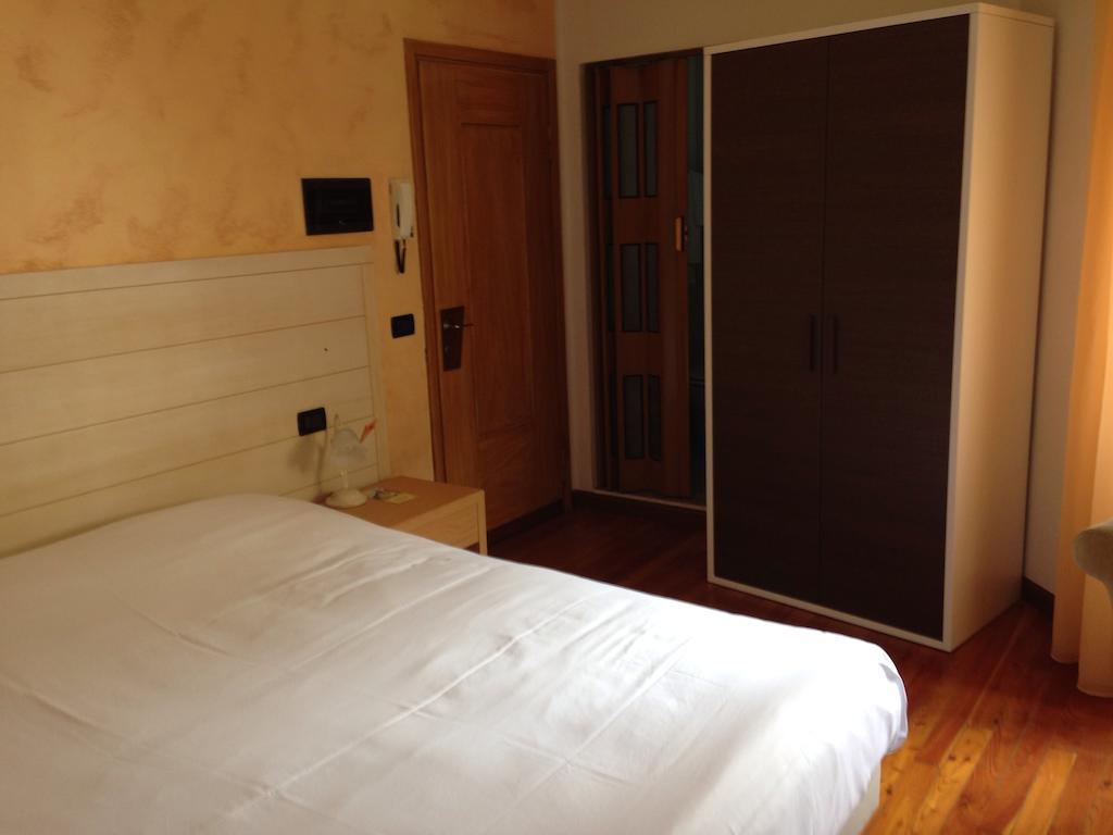 De La Tour Hotell Tirano Rum bild